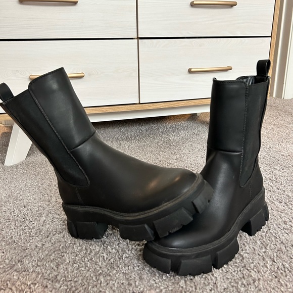 Black combat boots. Never worn! - Picture 3 of 6